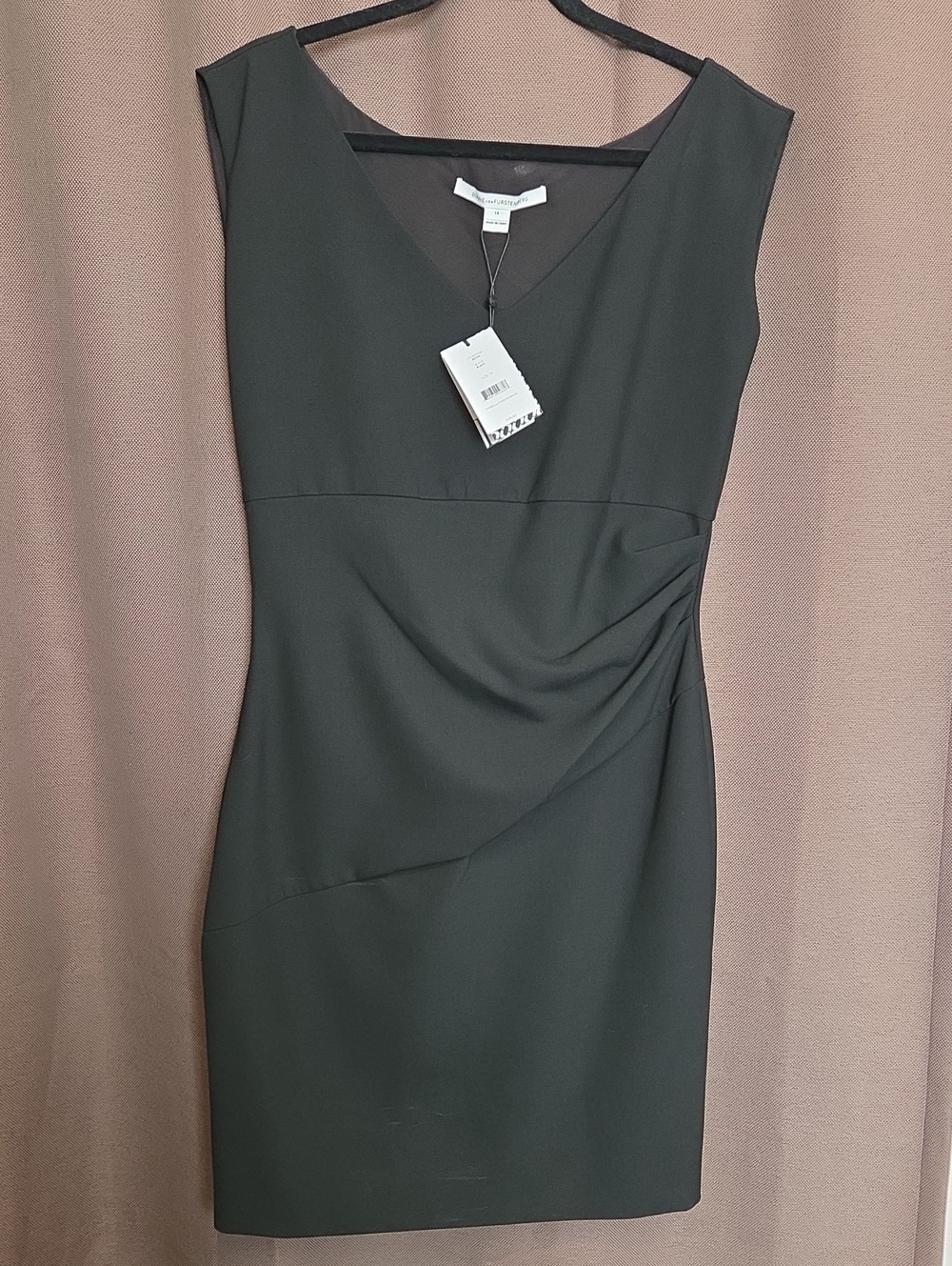 NWT Diane von Furstenberg Black V-Neck Black Bevin Sheath Dress Size 14